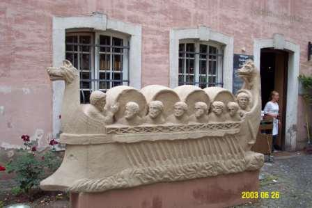 “Neumagener Wineship” replica in front of the Kesselstatt wine bar